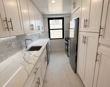 305 East 86th Street - Photo Thumbnail 2