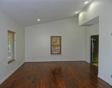 105 Fallbrook Ct - Photo Thumbnail 7