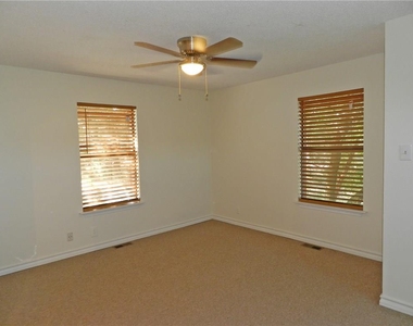 105 Fallbrook Ct - Photo Thumbnail 17