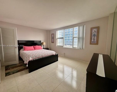 9195 Collins Ave - Photo Thumbnail 10