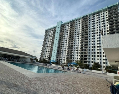 1201 S Ocean Dr - Photo Thumbnail 4