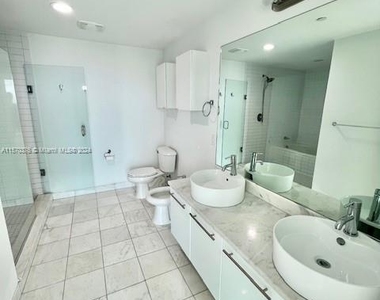 888 Biscayne Blvd - Photo Thumbnail 4