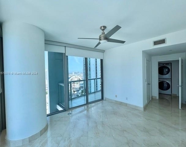 888 Biscayne Blvd - Photo Thumbnail 11