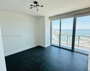 888 Biscayne Blvd - Photo Thumbnail 4