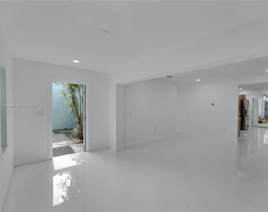 1137 Sw 8th Ave - Photo Thumbnail 3