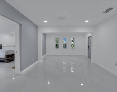 1137 Sw 8th Ave - Photo Thumbnail 1