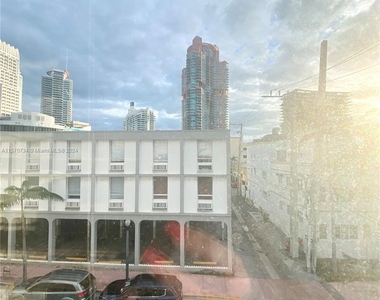 100 Collins Ave - Photo Thumbnail 4