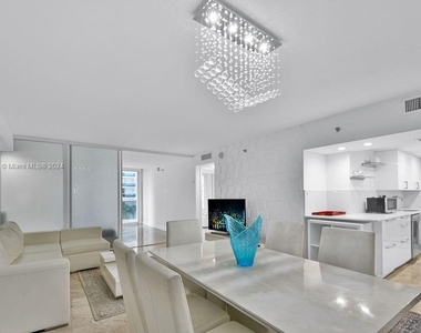 2401 Collins Ave - Photo Thumbnail 14