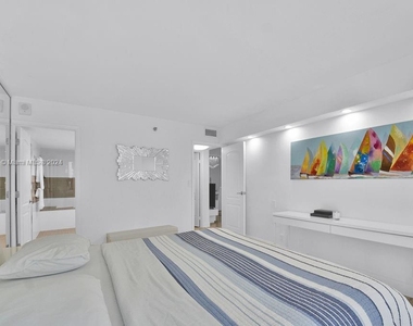 2401 Collins Ave - Photo Thumbnail 10