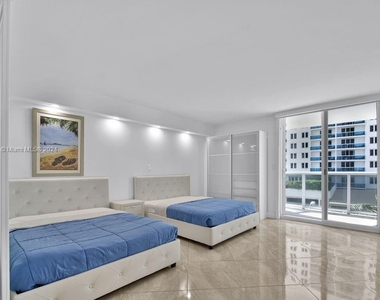 2401 Collins Ave - Photo Thumbnail 11