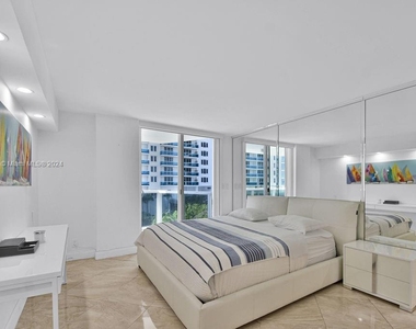 2401 Collins Ave - Photo Thumbnail 9