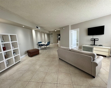 801 Brickell Bay Dr - Photo Thumbnail 3