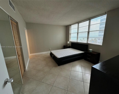 801 Brickell Bay Dr - Photo Thumbnail 4