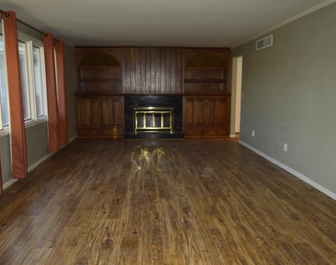 805 Candlewood Way - Photo Thumbnail 4