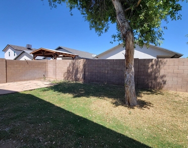 8724 W Willowbrook Drive - Photo Thumbnail 17