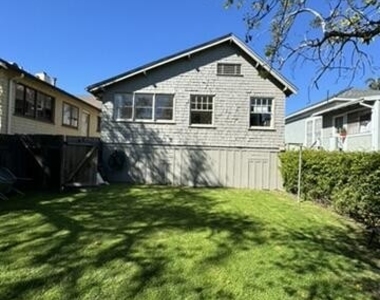 218 E Victoria Street - Photo Thumbnail 11