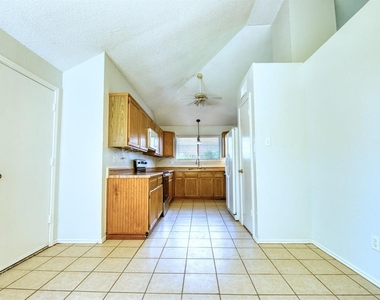 1528 Mayflower Drive - Photo Thumbnail 7