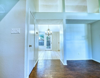 1528 Mayflower Drive - Photo Thumbnail 6