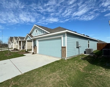 426 Ashbrook Way - Photo Thumbnail 3