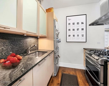 120 Greenwich St - Photo Thumbnail 2