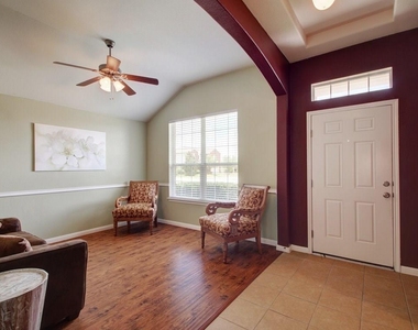 1411 Pearsall Ln - Photo Thumbnail 8