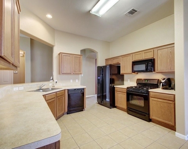 1411 Pearsall Ln - Photo Thumbnail 7