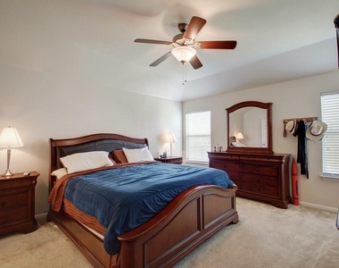 1411 Pearsall Ln - Photo Thumbnail 9