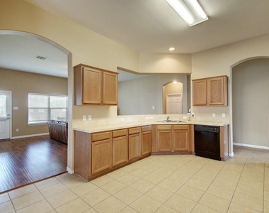 1411 Pearsall Ln - Photo Thumbnail 6