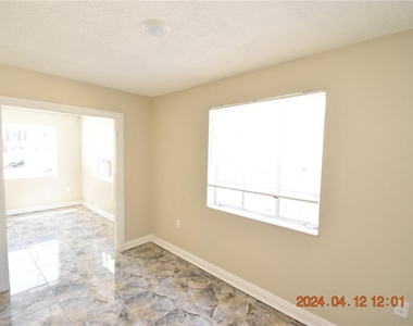 1220 E Crenshaw Street - Photo Thumbnail 6