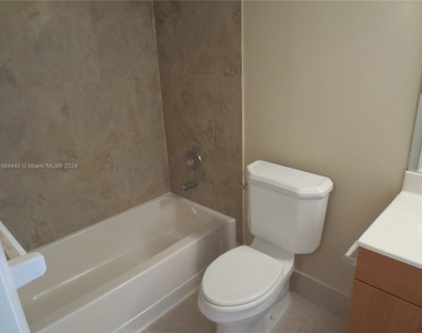 2871 N Oakland Forest Dr - Photo Thumbnail 5