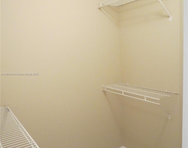 2871 N Oakland Forest Dr - Photo Thumbnail 8