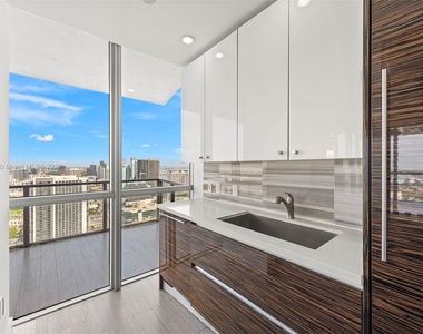 1100 Biscayne Blvd - Photo Thumbnail 9