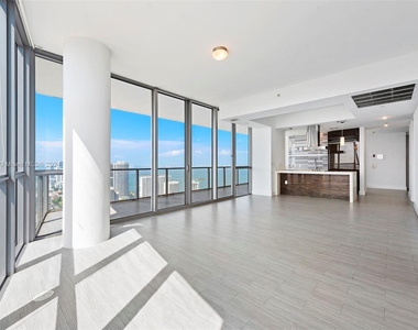 1100 Biscayne Blvd - Photo Thumbnail 0