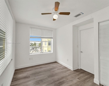 1460 Ocean Dr - Photo Thumbnail 7