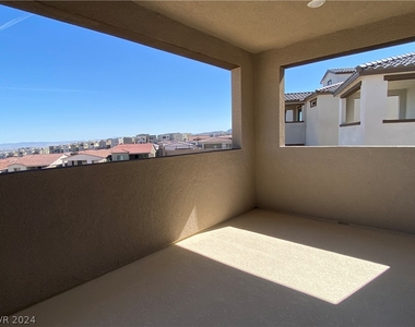 11687 Desert Hollow Avenue - Photo Thumbnail 13