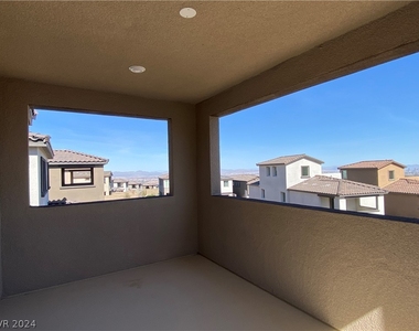 11687 Desert Hollow Avenue - Photo Thumbnail 14