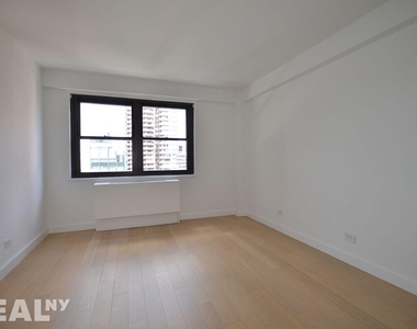 222 East 39th Street - Photo Thumbnail 4