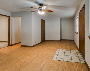 201 Collier Drive - Photo Thumbnail 4