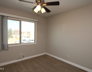 4601 E Southgate Avenue - Photo Thumbnail 4