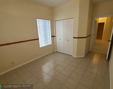 1065 Sw 42nd Ter - Photo Thumbnail 24