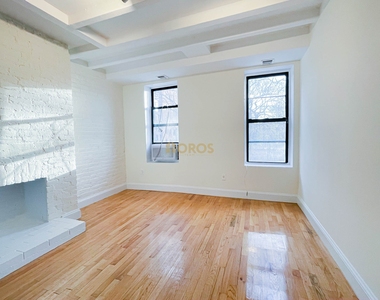 343 East 10th Street - Photo Thumbnail 4