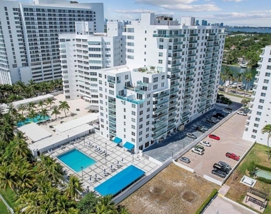 5001 Collins Ave - Photo Thumbnail 3