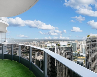 1000 Brickell Plz - Photo Thumbnail 3