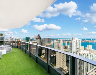 1000 Brickell Plz - Photo Thumbnail 1