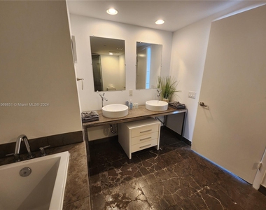 485 Brickell Ave - Photo Thumbnail 18