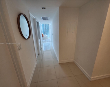 485 Brickell Ave - Photo Thumbnail 5