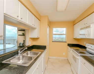 2475 Brickell Ave - Photo Thumbnail 12