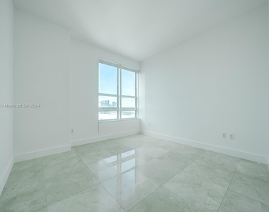 950 Brickell Bay Dr - Photo Thumbnail 13