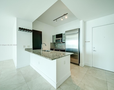 950 Brickell Bay Dr - Photo Thumbnail 5