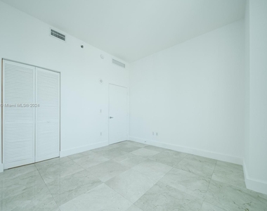 950 Brickell Bay Dr - Photo Thumbnail 14